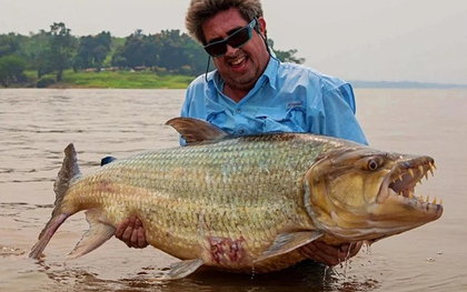 Cần thủ câu được con cá đáng sợ nặng 34kg trên sông