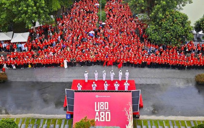 Tuyệt đối điện ảnh: 1360 người cao tuổi khoác áo cờ đỏ sao vàng, lập kỷ lục hát Quốc ca đầy xúc động