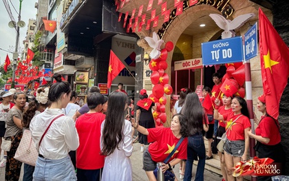 Trước nhà cầu thủ Duy Mạnh lúc này: Dân tình thích thú chụp ảnh, nhận kem miễn phí trong lúc chờ xem diễu binh