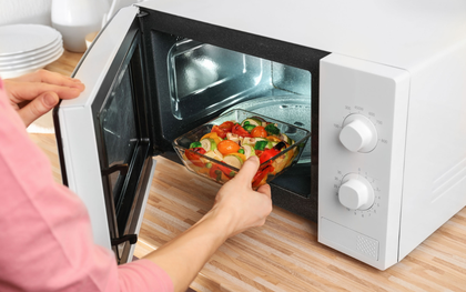 Cảnh báo 4 sai lầm khi dùng lò vi sóng: Số 1 có thể khiến thức ăn nhiễm hóa chất, nhiều người mắc