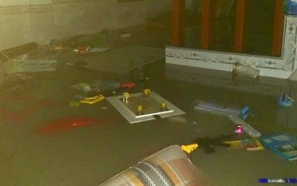 Nhiều nhà dân ở Đồng Nai chìm trong "biển nước", đường phố kẹt cứng