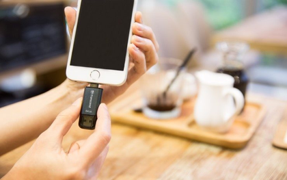 Nhặt được lạ đánh rơi trên đường, tò mò cắm thử vào điện thoại, bên trong là thứ không ai nghĩ tới