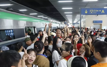 Những chuyến tàu chật kín người về trung tâm chờ xem tổng hợp luyện diễu binh, diễu hành