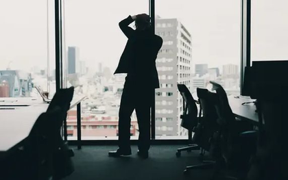1/5 doanh nghiệp giảm tuyển dụng nửa cuối năm 2025: CEO coi sa thải là "thành tựu" tiết kiệm, dân văn phòng và công nghệ tăng lương chậm hơn cả nghề pha chế