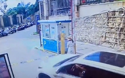Người phụ nữ cố tình dùng vai đẩy rào chắn để ô tô trốn phí