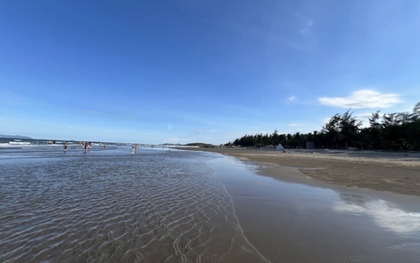 Ngoài Sầm Sơn, Thanh Hóa còn có bãi biển cách đó chỉ 40km, du khách nhận xét: Vắng, sạch hơn nhiều nơi!