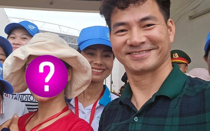 Nữ diễn viên chụp ảnh cùng Cục trưởng Xuân Bắc ở Tổng hợp luyện A80 là ai mà viral khắp MXH?
