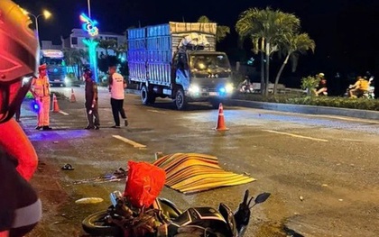 Xe chở công nhân rời khỏi hiện trường sau vụ tai nạn khiến 1 phụ nữ tử vong