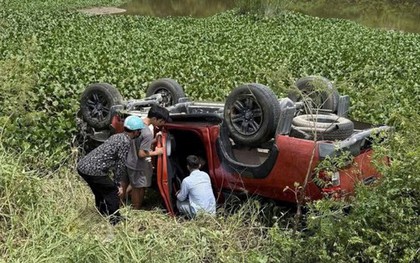 Xe bán tải do người phụ nữ mang thai điều khiển tông hàng loạt cọc tiêu rồi lao xuống sông
