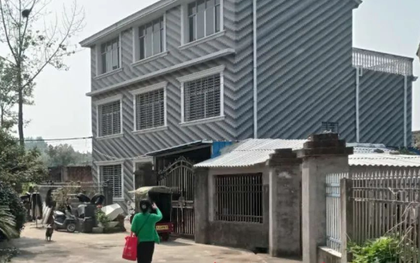 Chi 2,5 tỷ đồng mua nhà cho mẹ, người đàn ông “ngã ngửa” vì chủ cũ dựng lều chắn cổng đòi thêm 700 triệu đồng: “Tôi bán nhà chứ không bán đường”
