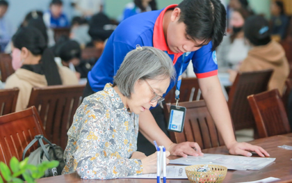Người phụ nữ 62 tuổi trở thành tân sinh viên đại học với lý do đặc biệt
