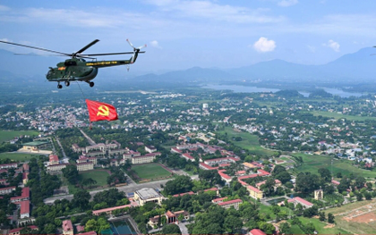 Vị trí 'vàng' ngắm trọn khoảnh khắc trực thăng kéo cờ bay trên bầu trời Hà Nội