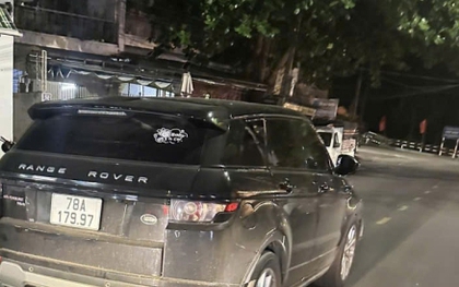 Range Rover tông 2 xe máy rồi lao vào trụ nhà dân ở Đắk Lắk