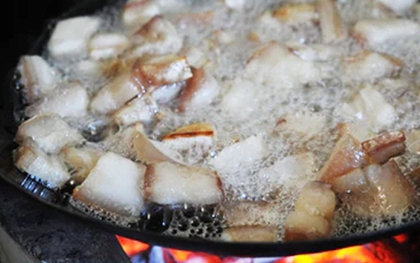 Mẹo rán mỡ lợn trắng muốt, thơm lừng, để lâu không hỏng