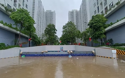 Nhiều khu chung cư Hà Nội thành "ốc đảo" sau mưa lớn, dân dựng đập ngăn nước tràn vào hầm