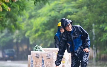 Mưa lớn kéo dài, một số tuyến phố Hà Nội vẫn ngập sâu, cuộc sống sinh hoạt bị đảo lộn