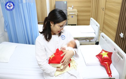 Bé gái chào đời từ phôi thai trữ đông hơn 1 thập niên trước, mẹ xúc động nghẹn ngào: "Con đã chờ chúng tôi quá lâu"