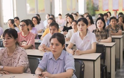 Nhìn chiếc quần bà mẹ mang đi họp phụ huynh, một người thốt lên: Đây là trường học, không phải vũ trường!