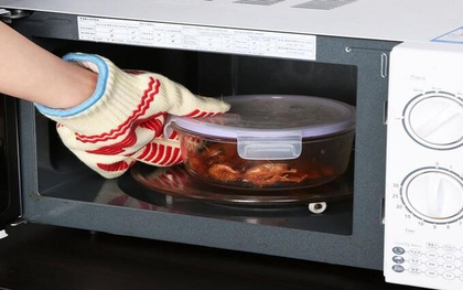 Đóng hay mở nắp hộp thức ăn khi quay trong lò vi sóng? Thì ra bấy lâu rất nhiều người hiểu sai