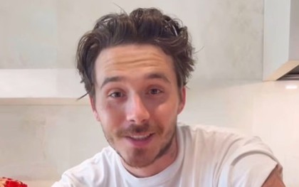 Brooklyn Beckham lại “đá xéo” David và Victoria, lộ rõ khoảng cách không thể hàn gắn