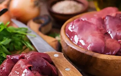Gan lợn mua về đừng rửa ngay với nước, làm cách này sẽ khử mùi hôi, sạch độc tố