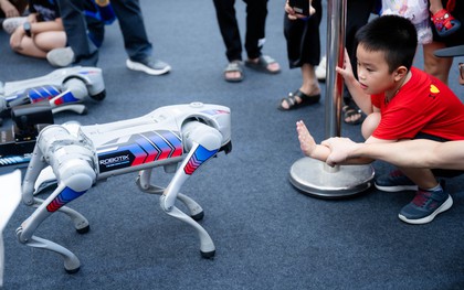 Người dân Hà Nội háo hức ngắm nhìn, "bắt tay" chó robot: Công nghệ tương lai xuất hiện ngay giữa Thủ đô