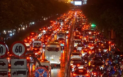 Kẹt xe kinh hoàng ở TPHCM sau mưa lớn