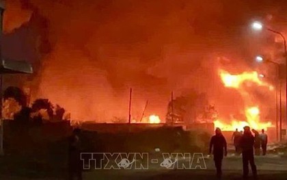 Tây Ninh: Nhà xưởng đèn cầy bốc cháy dữ dội trong đêm