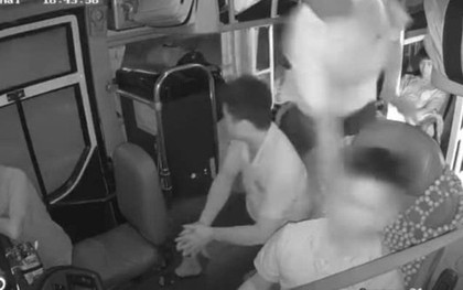 VIDEO: Hành khách tát mạnh vào mặt tài xế khi xe khách đang chạy