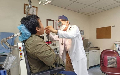 Phát hiện 2 bệnh ung thư cùng lúc nhờ khám đau họng, người đàn ông bị bác sĩ mắng vì 2 thói quen “tử thần”