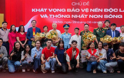 Lắng lòng nghe chuyện những anh hùng cách mạng kể tại Triển lãm “95 năm Cờ Đảng soi đường”