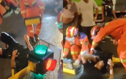 Hy hữu: Người đi xe máy kẹt đầu vào cột đèn giao thông