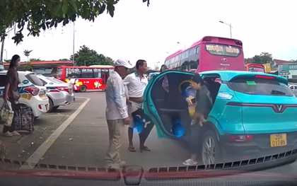 Nhóm người không cho taxi đón khách trong bến, đuổi phụ nữ bế con nhỏ ra khỏi xe