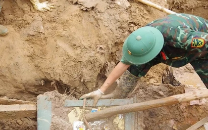 Cào bùn lũ, bộ đội tìm thấy két sắt chứa nhiều tài sản giá trị