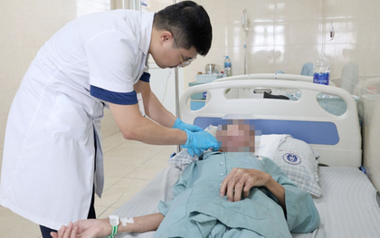 Rùng mình: Giòi bò lổn nhổn bên trong vết thương vùng cổ