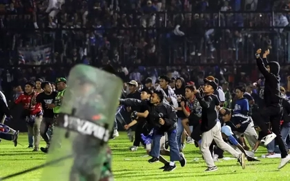 CĐV không ngừng quậy phá khiến FIFA tiếp tục trừng phạt bóng đá Indonesia