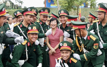 MC Thảo Vân khui trúng "sít rịt" khi đứng giữa dàn chiến sĩ 1m8 đang tập luyện A80