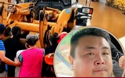 "Người hùng" dùng gầu xúc đất của máy ủi cứu hơn 100 nạn nhân lũ lụt