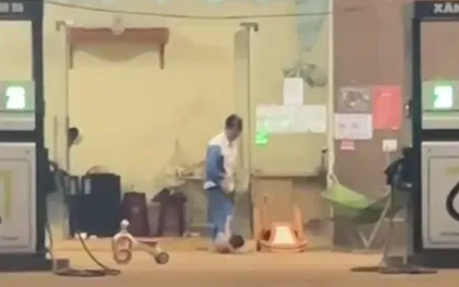 Bé 16 tháng tuổi bị bác xách chân ném xuống đất: Mẹ bé giải thích nguồn cơn giúp chị dâu