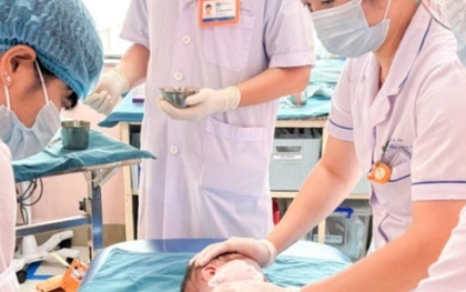 Lật nồi lẩu đang sôi, ba anh em bỏng nặng