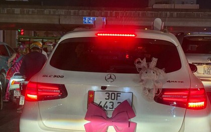 Cảnh sát giao thông truy tìm chủ ô tô gắn nơ hồng, cố tình che biển số