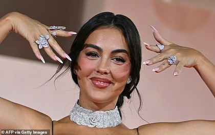 Vợ sắp cưới của Ronaldo khoe nhẫn đính hôn kim cương 79 tỷ, chiếm trọn spotlight giữa thảm đỏ LHP Venice