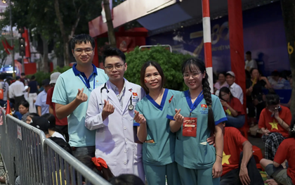 Những hình ảnh đẹp không kể mưa nắng, ngày đêm tại các Trạm khách A80: Tự hào Việt Nam
