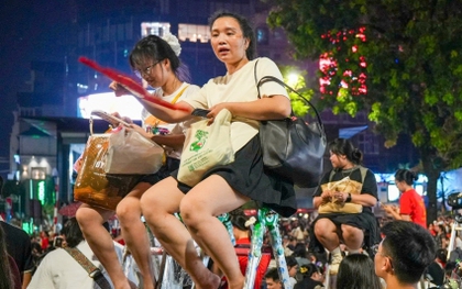 Không ngại giá 'chát', người dân đổ xô thuê thang xem diễu binh A80
