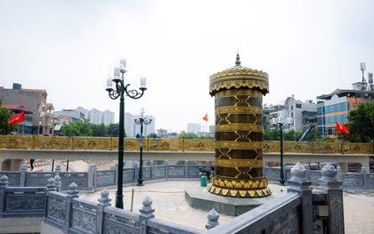 Đập dâng sông Tô Lịch dần hoàn thiện, xuất hiện bảo tháp vàng gây chú ý