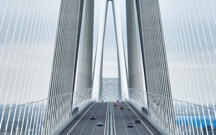 Đột phá chưa từng có của Trung Quốc: Dùng công nghệ "không cần" con người xây siêu cầu dây văng lập 3 kỷ lục thế giới, riêng móng cao bằng toà nhà 24 tầng