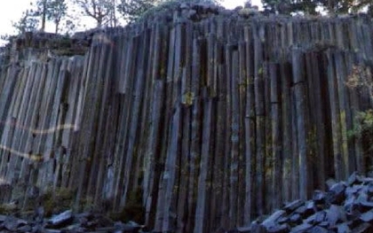 Núi đá Trung Quốc chứa 'ống nước' kì dị như dấu vết ngoài hành tinh