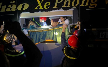 Xe khách va chạm với ô tô tải trên cao tốc, cảnh sát giải cứu 12 người bị mắc kẹt