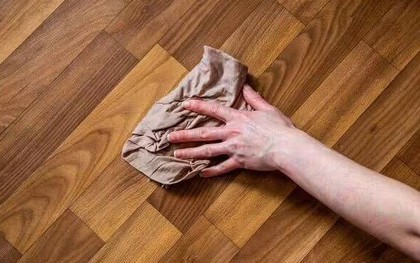 Sàn gỗ sạch bong kin kít chỉ sau vài phút nếu bạn biết dùng thứ này để lau