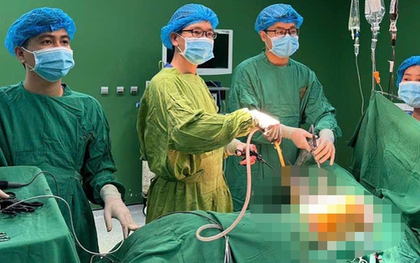 Một học sinh lớp 7 bị đâm nguy kịch trong sân trường